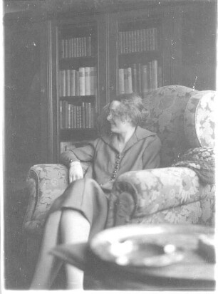 Marianne Schmiedel, in einem Sessel sitzend. Aufgenommen in Lübeck