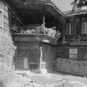 Landleben in Kopriwschtiza im zentralen Teil des Sredna-Gora-Gebirges. Typische Wohnhäuser der altbulgarischen Architektur