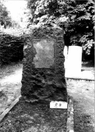 Grabstein 29 (Index: 100110180) Material: Granit, schwarze Marmorplatte Zustand: gut Maße HxBxT: 162x87x45 cm Beschreibung: felsenartige Stele, Schriftplatte, rechteckig: Grabstein 29