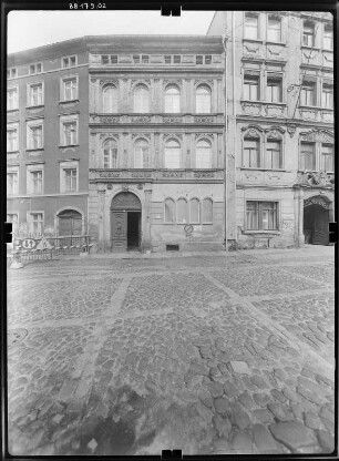 Zittau, August-Bebel-Platz (Neustadt) 35. Wohnhaus (18. Jh., 2. H. 19. Jh.). Straßenfront