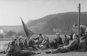 Mitglieder der FDJ während einer Osterfahrt nach Bad Schandau : Wandergruppe während einer Rast am Ufer der Elbe