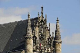 Leiden - Kirchengiebel : Giebel der spätgotischen Hooglands Kirche, aufgenommen in Leiden am 6. April 2010