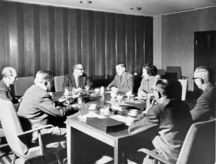 Eine Geschäftsbesprechung in gemütlicher Runde.