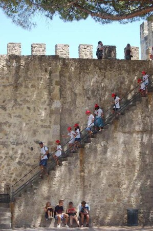 Lissabon, Schulkinder an der inneren Burgmauer auf der Burganlage Castelo Sao Jorge