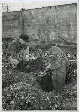 Bergung eines Massengrabes im ehemaligen Konzentrationslager Dachau