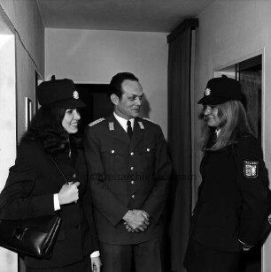 Polizeiinspektion Bad Oldesloe: Vorstellung der neuen Politessen für den Kreis, Ursula Mustin und Heidelore Knorr, durch den Leiter Polizeirat Gerd Friedrich