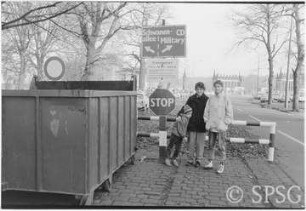 Mauerfall, Potsdam, Glienicker Brücke. Personen vor der Glienicker Brücke.