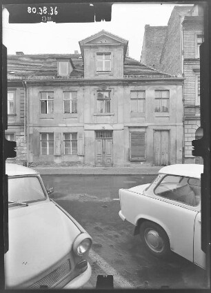 Potsdam, Gutenbergstraße 26. Wohnhaus mit Laden (18. Jh.). Straßenfront