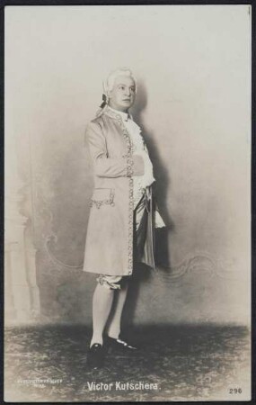 Rollenporträt Victor Kutschera (Rosenkavalier). Fotografie (Weltpostkarte mit gedrucktem Namenszug). Wien, um 1900