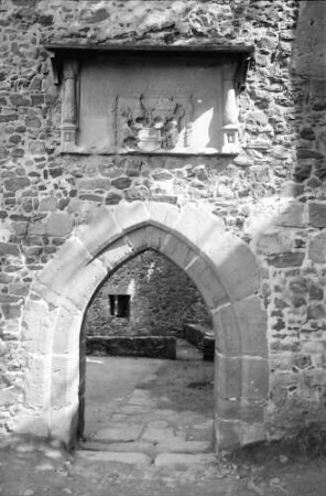 Geroldseck: Burgruine; Eingangstor mit Epitaph