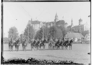 Erntedankfest in Sigmaringen 1933; Reiter in Stahlhelm-Uniform auf einer Wiese bei Sigmaringen, im Hintergrund Schloß