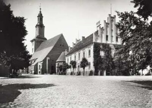 Wriezen, Stadtkirche St. Marien : Wriezen. Stadtkirche St. Marien. Ansicht von Südosten mit Rathaus (dort Dachtelegrafenmast)