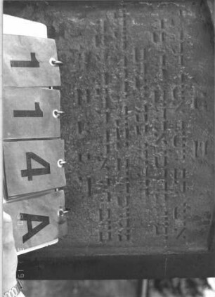 Grabstein 114 (Index: 100008931) Zustand: zerbrochen und zementiert, Rückseite stark verwittert Maße HxBxT: 119x51x16 cm: Grabstein 114A
