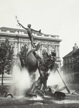 Bremen, Teichmann-Brunnen : Bremen. Domhof. Maison, Rudolf. Teichmann-Brunnen (Allegorie der Schiffahrt und des Seehandels). Kupfer, getrieben