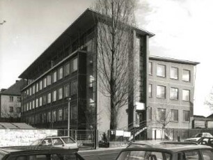 Dresden-Strehlen, August-Bebel-Straße. Bildungsinstitut des Handels e. V. (um 1970). Straßenansicht von Südwest