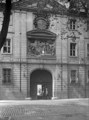 Portal mit Relief der Darstellung der Stiftung des Spitals durch Fürstbischof Julius Echter von Mespelbrunn