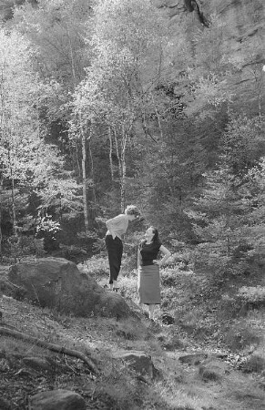 Renate Rössing (links) und Lissy Bartsch im Wald