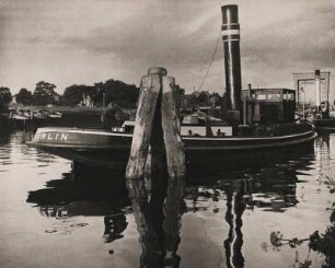 Mark Brandenburg. Oder-Spree-Kanal. Der Schlepper "Berlin" liegt vor Anker. Im Hintergrund die Wernsdorfer Schleuse