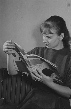 Studentin der Leipziger Theaterhochschule beim Lesen einer Illustrierten