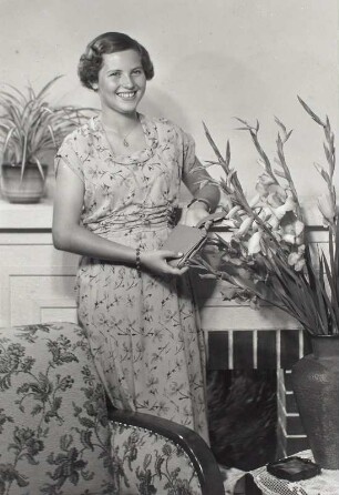 Junges Mädchen in Sommerkleid