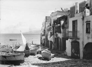 Capri, Piazza Fontana. Ansicht mit Booten im Hafen Marina Grande
