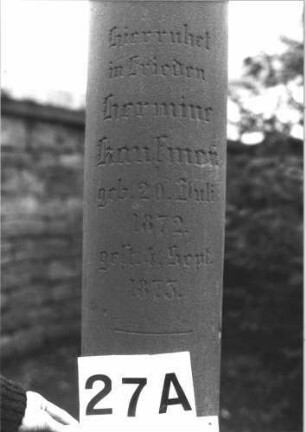 Grabstein 27 (Index: 100105974) Material: Sandstein Zustand: verwittert Maße HxBxT: 146x40x30 cm Beschreibung: getreppter Sockel, Säulenstumpf Besonderheit: Kindergrab: Grabstein 27A
