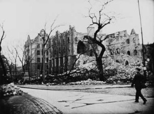 Szene aus dem Amateurfilm "Dresden nach dem 13. Februar": Kriegszerstörte Kreuzschule