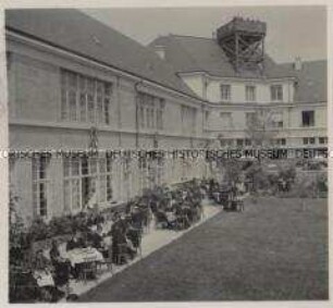 Wehrmachtssoldaten, In einem U-Bootfahrerheim an der Atlantikküste anlässlich des Anlaufens eine japanischen U-Kreuzers in deutschem Marinestützpunkt, deutsche und japanische U-Bootbesatzungen