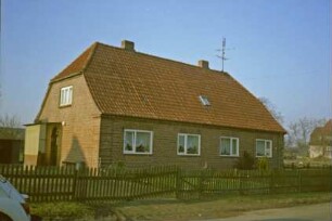 ehemaliges Gut Trenthorst-Wulmenau: Wulmenau 26: früheres Landarbeiterhaus: traufständiges Doppelwohnhaus: in Giebelseite Eingang