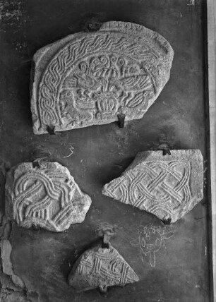 Fragmente vorromanischer Reliefplatten