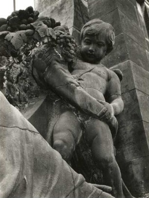 Putto mit Füllhorn : Putto mit Füllhorn. Sandstein (um 1905). Dresden-Altstadt, Schloßplatz 1, Baustelle Ständehaus (Bauphase Substanzsicherung / Wiederaufbau Dach)