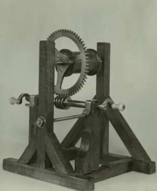 Modell einer Hebemaschine mit Rad, Welle und Schraube ohne Ende : Technikgeschichte | Grundlagen der Technik, Wissenschaft und Kultur | Geräte, Werkzeuge | Wissenschaftliche Instrumente