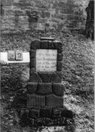 Grabstein 39 (Index: 99790668) Maße HxBxT: 108x42x26 cm Besonderheit: Kindergrab: Grabstein 39