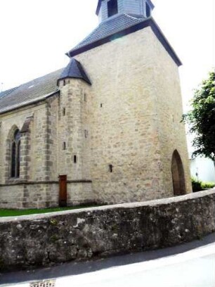 Haueda-(Evangelische Kirche) - Kirchturm von Süden mit Schlitzscharten sowie Langhausansatz mit Treppenturm (Emporen) über Kirchhofmauer