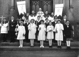 Roßwein. Kindergruppe zur Erstkommunion vor dem Westportal der Stadtkirche "Sankt Marien"