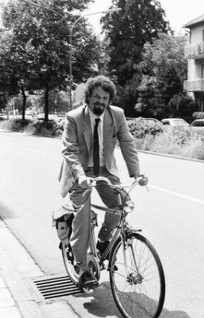 Freiburg im Breisgau: Gernot Erler auf dem Fahrrad