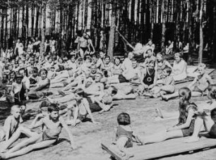 Szene aus dem Dokumentarfilm "Friedrich-August-Bad. Luft- Sonnen- und Schwimmbad im Waldluftkurort Klotzsche": Badegäste