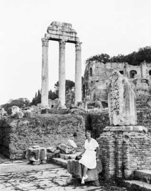 Rom, Castortempel : Rom, Forum Romanum. Castortempel (Aedes Castoris). Portrait der Ehefrau des Fotografen vor den Ruinen