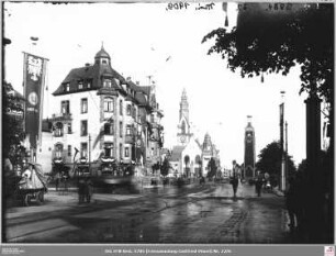 Sängerfest: Hohenzollernplatz (jetzt Friedrich-Ebert-Anlage) / Mainzer Landstraße von Osten, im Hintergrund Matthäuskirche und Monumentalstele zu Ehren Kaiser Wilhelms II aus Anlass seines Besuches