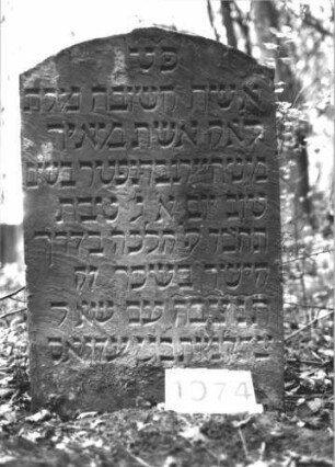 Grabstein 1074 (Index: 99899712) Material: Sandstein Zustand: unten verwittert, sonst gut erhalten Maße HxBxT: 89x58x7 cm Beschreibung: Stele mit Segmentbogenabschluss: Grabstein 1074