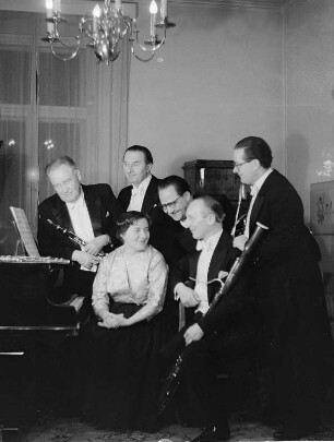 Gruppenaufnahme vom Bläserquintett und Pianistin Gudrun Brandner-Siegert der Staatskapelle (Prof. Rucker)
