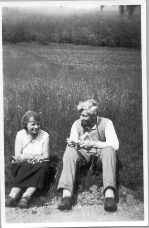 Hans und Etha Richter, an einem Wiesenrand sitzend