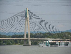Tull - Donaubrücke : Eine moderne Straßenbrücke führt bei Tulln über die Donau, aufgenommen am 12. Juni 2011