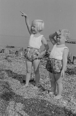 Zwei Kinder am Ostseestrand