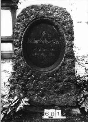 Grabstein 681 (Index: 99630183) Material: Granit mit geschliffener Platte Zustand: gut Maße HxBxT: 106x76x46 cm Beschreibung: grob stelenhaft behauener Stein mit ovaler Schriftplatte Symbolik: Stern: Grabstein 681