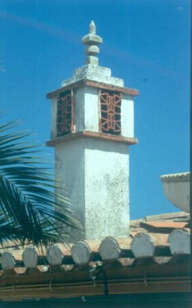 Schornstein mit rotgefärbtem Rauchabzug, reich verziert