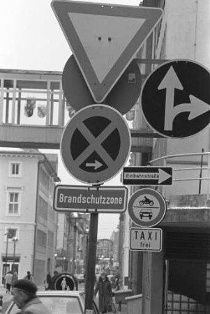 Schilderbeseitigungsaktion des Polizeipräsidiums Karlsruhe
