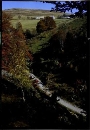 Stohren: Stohrenstraße mit Felsen, oben Häuser