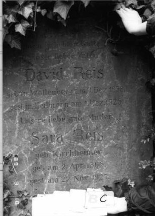 Grabstein 76 (Index: 100093929) Maße HxBxT: 200x84x30 cm Symbolik: (Leviten-)Kanne Besonderheit: kulturhistorisch wertvoll / hist.-wiss. Gründe (Gemeindestellung): Grabstein 76C