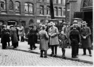 Menschengruppe vor einer Kirche am Sonntag